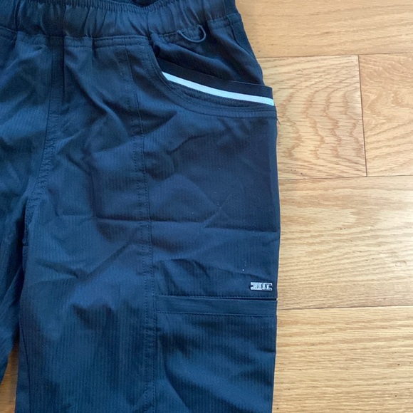 Black pants with lots of pockets - Picture 2 of 4